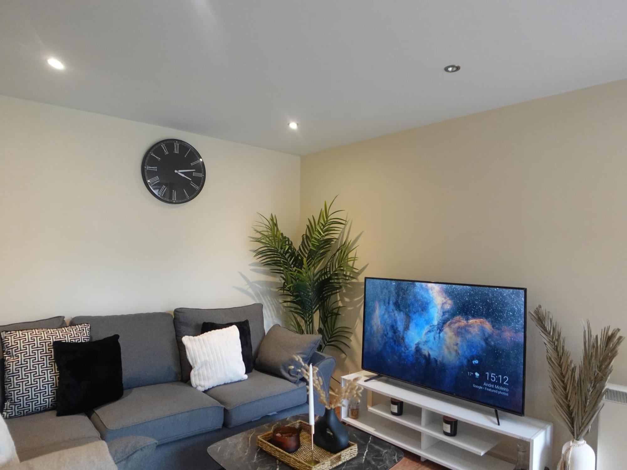 Modern Spacious Apartment In Digbeth With Balcony - Netflix, Youtube, Amazon Tv, Superfast Wifi - Just 10 Mins To Birmingham Centre, Bullring, Train, Coach Station And Birmingham Fc Exterior photo
